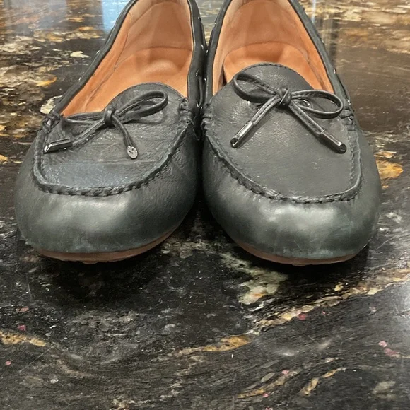 Vionic Virginia Women's Classic Black Leather Loafers - Picture 2 of 8